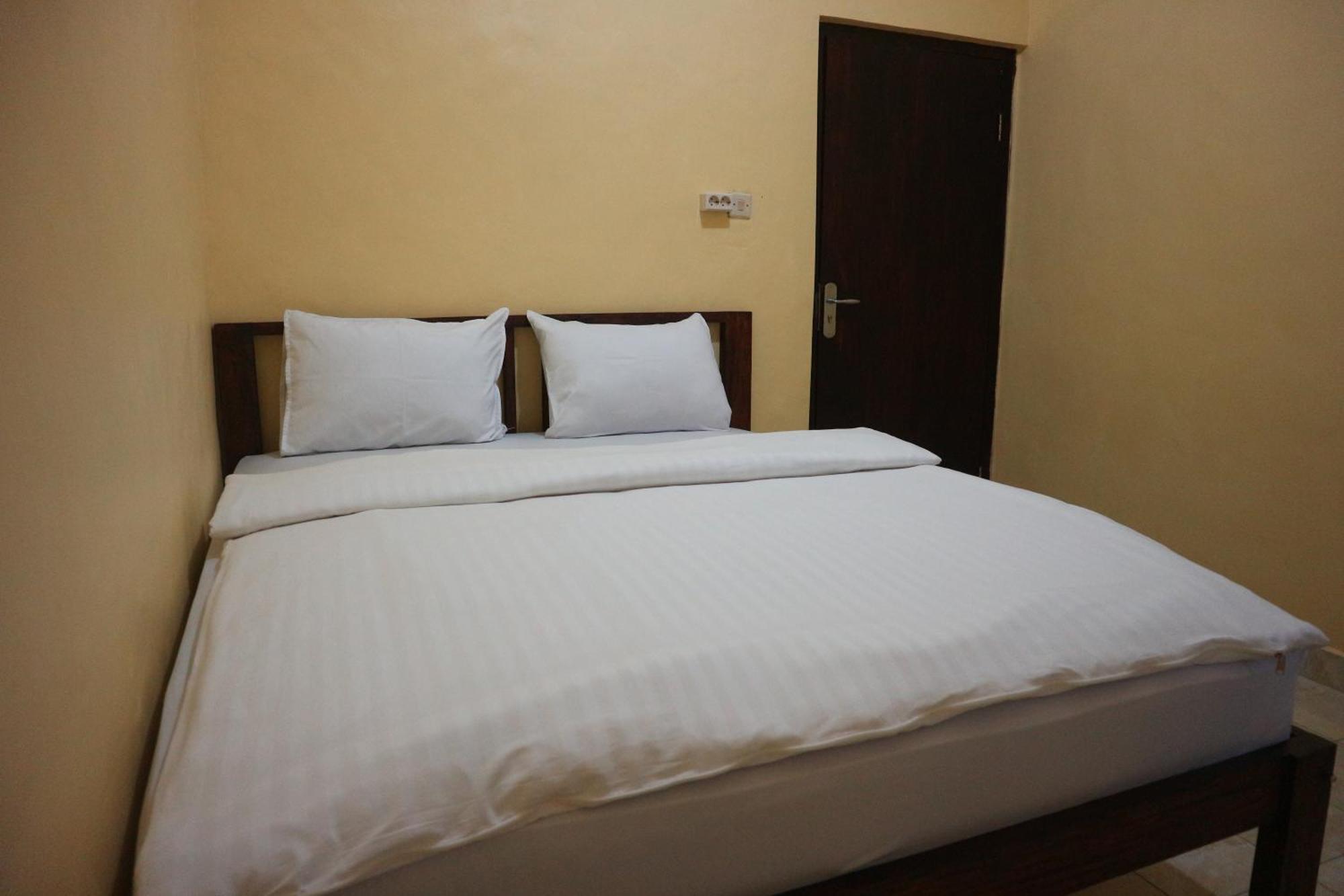 Tange Guest House Рутенг Экстерьер фото