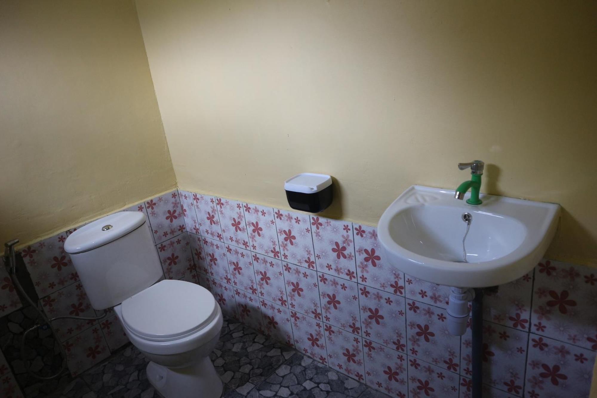 Tange Guest House Рутенг Экстерьер фото