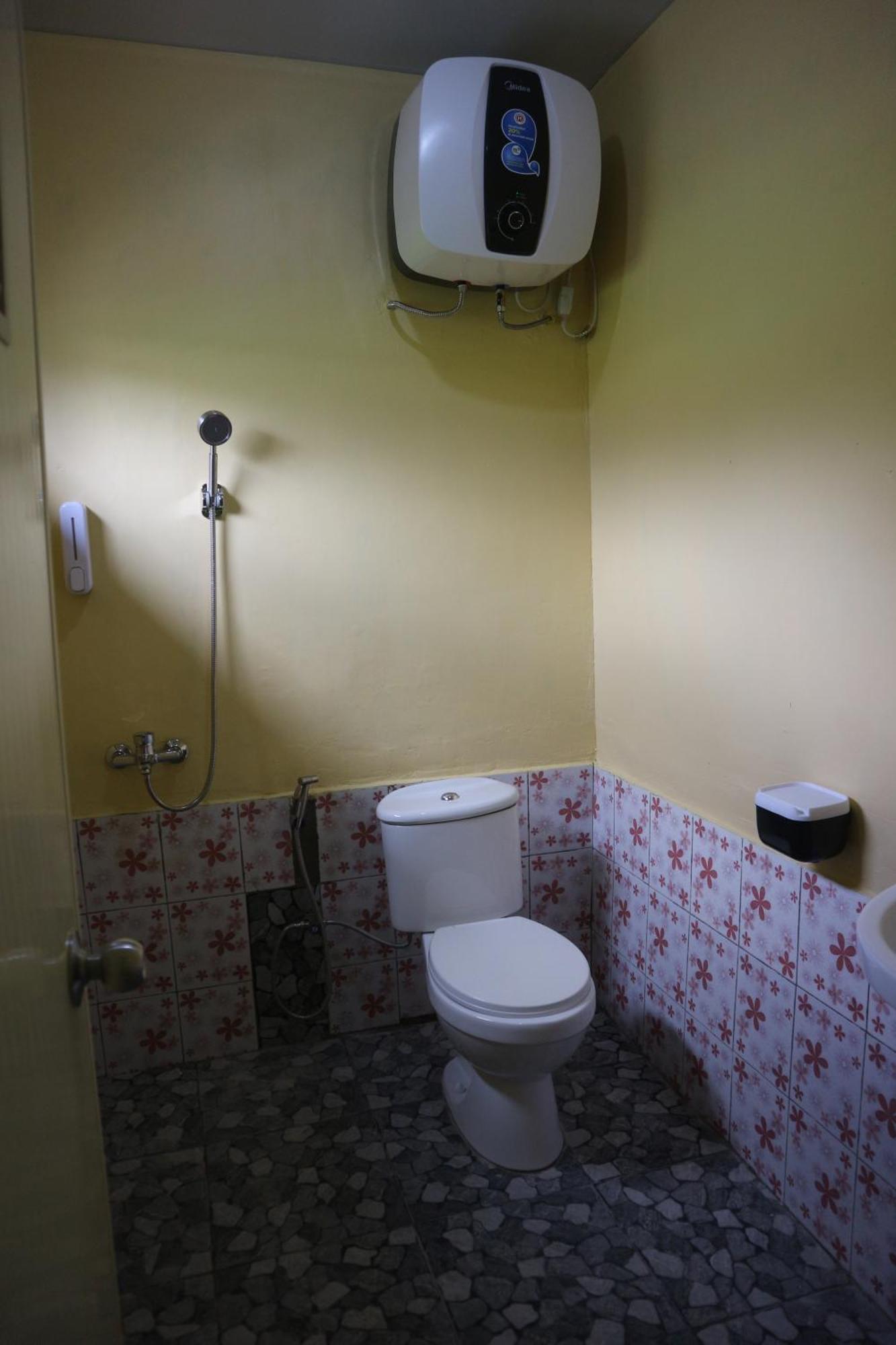 Tange Guest House Рутенг Экстерьер фото